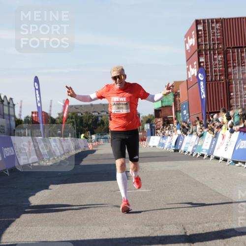 03.10.2025 - Köhlbrandbrückenlauf Jannik Wohlers http://msf.ph/oto/9086844 03.10.2025 12:52:59 Ziel 4034, 4040 meine-sportfotos.de