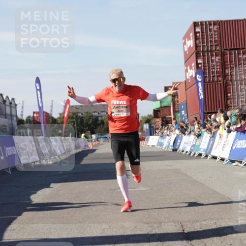 03.10.2025 - Köhlbrandbrückenlauf Jannik Wohlers http://msf.ph/oto/9086863 03.10.2025 12:52:59 Ziel 4034, 4040 meine-sportfotos.de