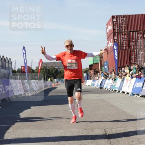 03.10.2025 - Köhlbrandbrückenlauf Jannik Wohlers http://msf.ph/oto/9086883 03.10.2025 12:52:59 Ziel 4034, 4040 meine-sportfotos.de