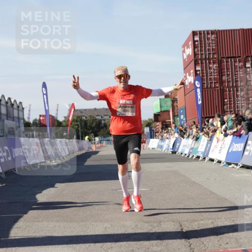 03.10.2025 - Köhlbrandbrückenlauf Jannik Wohlers http://msf.ph/oto/9086899 03.10.2025 12:52:59 Ziel 4034, 4040 meine-sportfotos.de