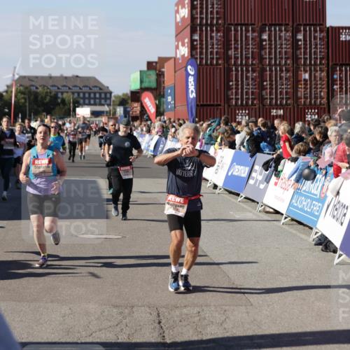03.10.2025 - Köhlbrandbrückenlauf Jannik Wohlers http://msf.ph/oto/9086904 03.10.2025 13:18:59 Ziel 4556, 4630, 4676, 4756, 4889, 5027, 5304, 5449, 5974, 6117, 6267, 6475, 6573, 6795 meine-sportfotos.de