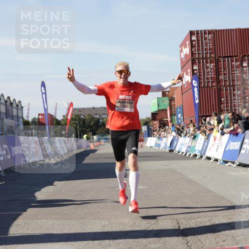 03.10.2025 - Köhlbrandbrückenlauf Jannik Wohlers http://msf.ph/oto/9086908 03.10.2025 12:53:00 Ziel 4034, 4040 meine-sportfotos.de