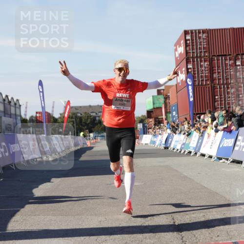 03.10.2025 - Köhlbrandbrückenlauf Jannik Wohlers http://msf.ph/oto/9086917 03.10.2025 12:53:00 Ziel 4034, 4040 meine-sportfotos.de