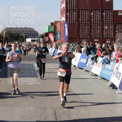 03.10.2025 - Köhlbrandbrückenlauf Jannik Wohlers http://msf.ph/oto/9086926 03.10.2025 13:18:59 Ziel 4556, 4630, 4676, 4756, 4889, 5027, 5304, 5449, 5974, 6117, 6267, 6475, 6573, 6795 meine-sportfotos.de