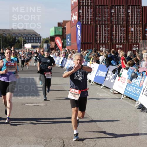 03.10.2025 - Köhlbrandbrückenlauf Jannik Wohlers http://msf.ph/oto/9086944 03.10.2025 13:18:59 Ziel 4556, 4630, 4676, 4756, 4889, 5027, 5304, 5449, 5974, 6117, 6267, 6475, 6573, 6795 meine-sportfotos.de