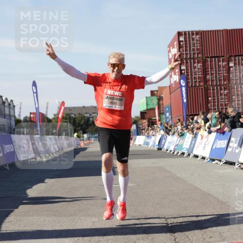 03.10.2025 - Köhlbrandbrückenlauf Jannik Wohlers http://msf.ph/oto/9086948 03.10.2025 12:53:00 Ziel 4034, 4040 meine-sportfotos.de