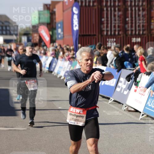 03.10.2025 - Köhlbrandbrückenlauf Jannik Wohlers http://msf.ph/oto/9086952 03.10.2025 13:19:00 Ziel 4556, 4630, 4676, 4756, 4889, 5027, 5304, 5449, 5974, 6117, 6127, 6267, 6475, 6573, 6795 meine-sportfotos.de