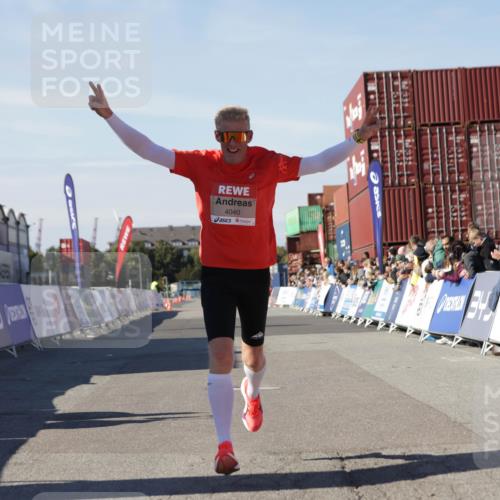 03.10.2025 - Köhlbrandbrückenlauf Jannik Wohlers http://msf.ph/oto/9086959 03.10.2025 12:53:00 Ziel 4034, 4040 meine-sportfotos.de