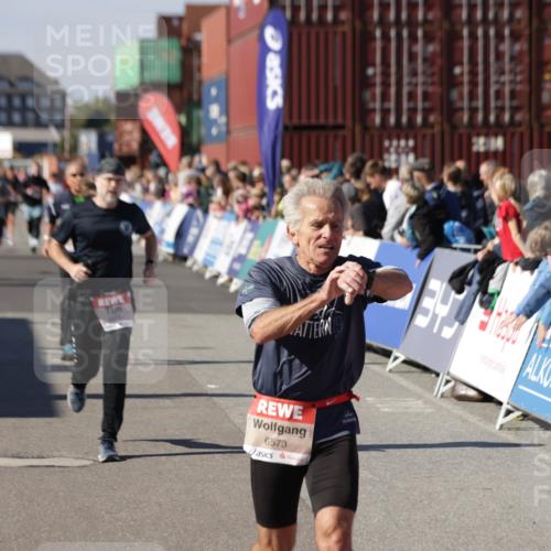 03.10.2025 - Köhlbrandbrückenlauf Jannik Wohlers http://msf.ph/oto/9086962 03.10.2025 13:19:00 Ziel 4556, 4630, 4676, 4756, 4889, 5027, 5304, 5449, 5974, 6117, 6127, 6267, 6475, 6573, 6795 meine-sportfotos.de