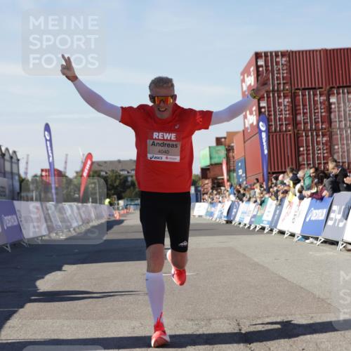 03.10.2025 - Köhlbrandbrückenlauf Jannik Wohlers http://msf.ph/oto/9086968 03.10.2025 12:53:00 Ziel 4034, 4040 meine-sportfotos.de