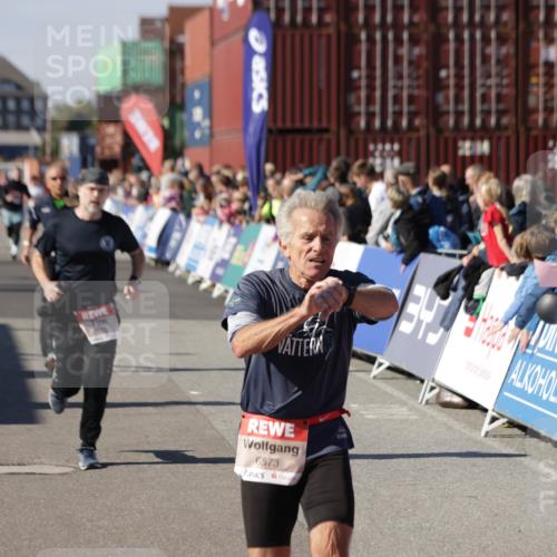 03.10.2025 - Köhlbrandbrückenlauf Jannik Wohlers http://msf.ph/oto/9086974 03.10.2025 13:19:00 Ziel 4556, 4630, 4676, 4756, 4889, 5027, 5304, 5449, 5974, 6117, 6127, 6267, 6475, 6573, 6795 meine-sportfotos.de