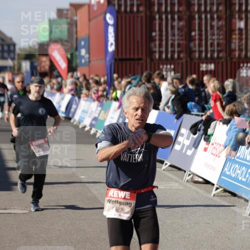 03.10.2025 - Köhlbrandbrückenlauf Jannik Wohlers http://msf.ph/oto/9086983 03.10.2025 13:19:00 Ziel 4556, 4630, 4676, 4756, 4889, 5027, 5304, 5449, 5974, 6117, 6127, 6267, 6475, 6573, 6795 meine-sportfotos.de