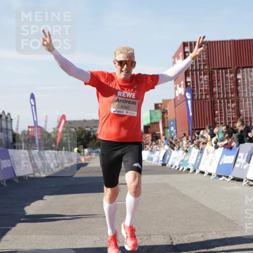 03.10.2025 - Köhlbrandbrückenlauf Jannik Wohlers http://msf.ph/oto/9086999 03.10.2025 12:53:00 Ziel 4034, 4040 meine-sportfotos.de