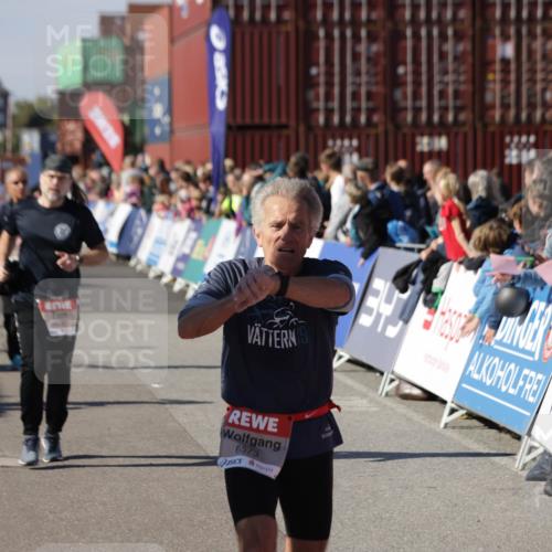 03.10.2025 - Köhlbrandbrückenlauf Jannik Wohlers http://msf.ph/oto/9087005 03.10.2025 13:19:00 Ziel 4556, 4630, 4676, 4756, 4889, 5027, 5304, 5449, 5974, 6117, 6127, 6267, 6475, 6573, 6795 meine-sportfotos.de