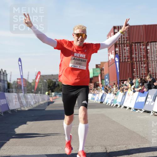03.10.2025 - Köhlbrandbrückenlauf Jannik Wohlers http://msf.ph/oto/9087012 03.10.2025 12:53:00 Ziel 4034, 4040 meine-sportfotos.de