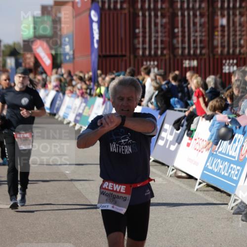 03.10.2025 - Köhlbrandbrückenlauf Jannik Wohlers http://msf.ph/oto/9087015 03.10.2025 13:19:00 Ziel 4556, 4630, 4676, 4756, 4889, 5027, 5304, 5449, 5974, 6117, 6127, 6267, 6475, 6573, 6795 meine-sportfotos.de