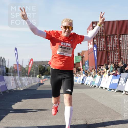 03.10.2025 - Köhlbrandbrückenlauf Jannik Wohlers http://msf.ph/oto/9087020 03.10.2025 12:53:00 Ziel 4034, 4040 meine-sportfotos.de