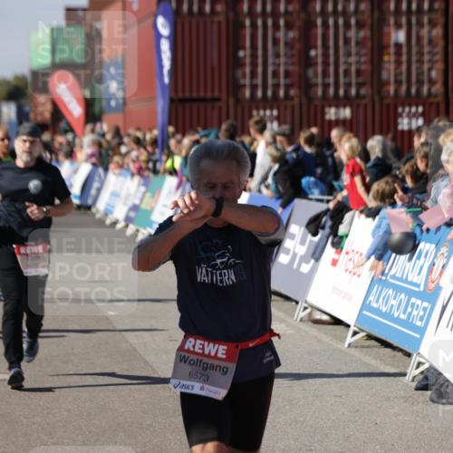 03.10.2025 - Köhlbrandbrückenlauf Jannik Wohlers http://msf.ph/oto/9087024 03.10.2025 13:19:00 Ziel 4556, 4630, 4676, 4756, 4889, 5027, 5304, 5449, 5974, 6117, 6127, 6267, 6475, 6573, 6795 meine-sportfotos.de