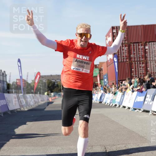 03.10.2025 - Köhlbrandbrückenlauf Jannik Wohlers http://msf.ph/oto/9087027 03.10.2025 12:53:00 Ziel 4034, 4040 meine-sportfotos.de