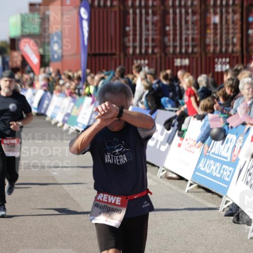 03.10.2025 - Köhlbrandbrückenlauf Jannik Wohlers http://msf.ph/oto/9087030 03.10.2025 13:19:00 Ziel 4556, 4630, 4676, 4756, 4889, 5027, 5304, 5449, 5974, 6117, 6127, 6267, 6475, 6573, 6795 meine-sportfotos.de