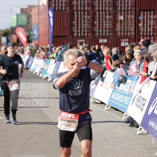 03.10.2025 - Köhlbrandbrückenlauf Jannik Wohlers http://msf.ph/oto/9087064 03.10.2025 13:19:00 Ziel 4556, 4630, 4676, 4756, 4889, 5027, 5304, 5449, 5974, 6117, 6127, 6267, 6475, 6573, 6795 meine-sportfotos.de