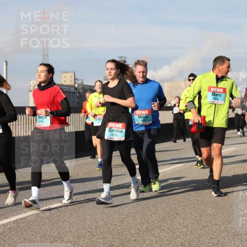 03.10.2025 - Köhlbrandbrückenlauf Lena Gebhardt http://msf.ph/oto/9087123 03.10.2025 10:06:15 Position 2 2352, 2192, 2166, 2630, 3234 meine-sportfotos.de