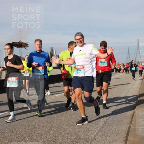 03.10.2025 - Köhlbrandbrückenlauf Lena Gebhardt http://msf.ph/oto/9087182 03.10.2025 10:06:15 Position 2 2192, 2166, 1814, 3234, 2632 meine-sportfotos.de