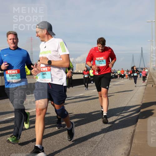 03.10.2025 - Köhlbrandbrückenlauf Lena Gebhardt http://msf.ph/oto/9087205 03.10.2025 10:06:16 Position 2 2166, 1814, 1234, 2632 meine-sportfotos.de