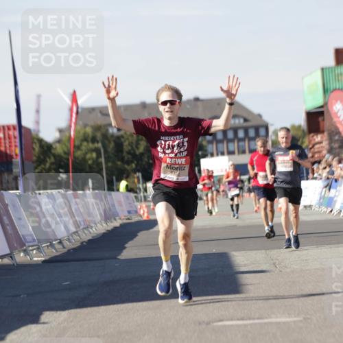 03.10.2025 - Köhlbrandbrückenlauf Jannik Wohlers http://msf.ph/oto/9087239 03.10.2025 12:53:13 Ziel 4142, 5786, 6333 meine-sportfotos.de