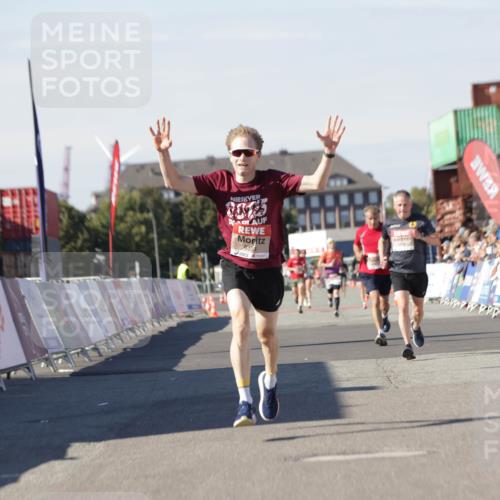 03.10.2025 - Köhlbrandbrückenlauf Jannik Wohlers http://msf.ph/oto/9087248 03.10.2025 12:53:13 Ziel 4142, 5786, 6333 meine-sportfotos.de