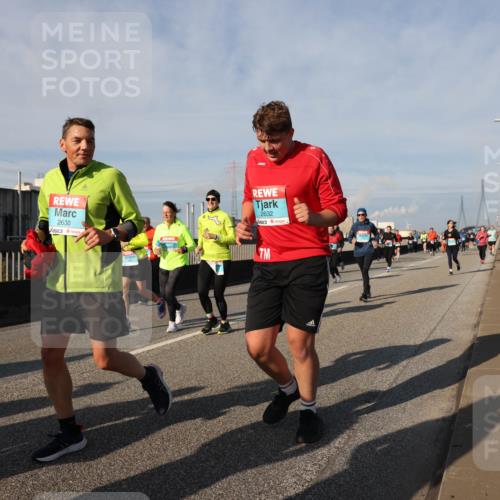 03.10.2025 - Köhlbrandbrückenlauf Lena Gebhardt http://msf.ph/oto/9087264 03.10.2025 10:06:17 Position 2 2630, 2632 meine-sportfotos.de