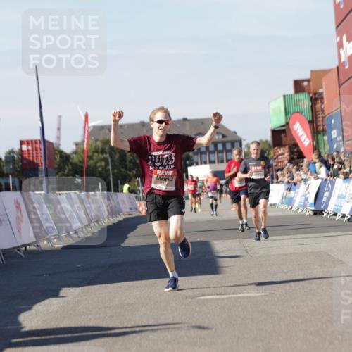 03.10.2025 - Köhlbrandbrückenlauf Jannik Wohlers http://msf.ph/oto/9087281 03.10.2025 12:53:13 Ziel 4142, 5786, 6333 meine-sportfotos.de