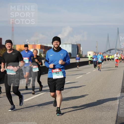 03.10.2025 - Köhlbrandbrückenlauf Jannik Wohlers http://msf.ph/oto/9087290 03.10.2025 10:08:18 Position 3 3443, 3441 meine-sportfotos.de