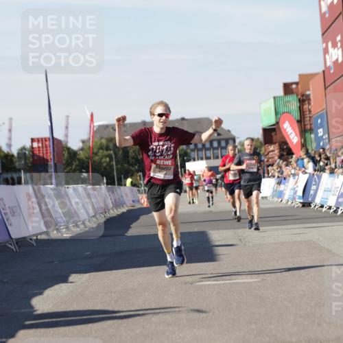 03.10.2025 - Köhlbrandbrückenlauf Jannik Wohlers http://msf.ph/oto/9087293 03.10.2025 12:53:13 Ziel 4142, 5786, 6333 meine-sportfotos.de