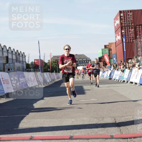 03.10.2025 - Köhlbrandbrückenlauf Jannik Wohlers http://msf.ph/oto/9087319 03.10.2025 12:53:14 Ziel 4142, 5786, 6333 meine-sportfotos.de