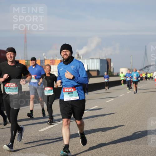 03.10.2025 - Köhlbrandbrückenlauf Jannik Wohlers http://msf.ph/oto/9087322 03.10.2025 10:08:18 Position 3 3443, 3441 meine-sportfotos.de