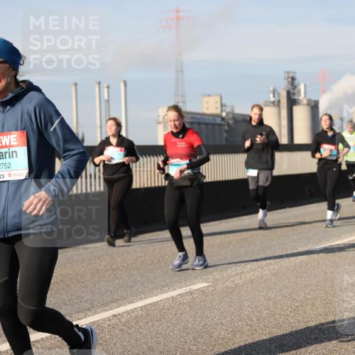 03.10.2025 - Köhlbrandbrückenlauf Lena Gebhardt http://msf.ph/oto/9087371 03.10.2025 10:06:20 Position 2 2752 meine-sportfotos.de