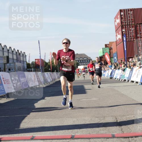 03.10.2025 - Köhlbrandbrückenlauf Jannik Wohlers http://msf.ph/oto/9087384 03.10.2025 12:53:14 Ziel 4142, 5786, 6333 meine-sportfotos.de