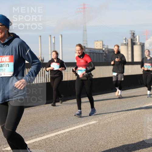 03.10.2025 - Köhlbrandbrückenlauf Lena Gebhardt http://msf.ph/oto/9087386 03.10.2025 10:06:20 Position 2 2752 meine-sportfotos.de