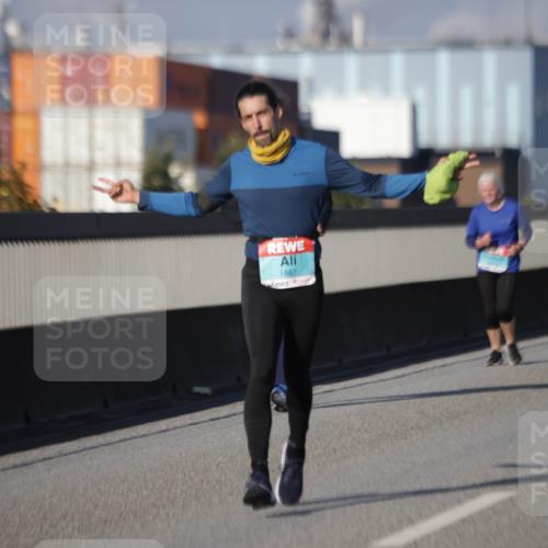 03.10.2025 - Köhlbrandbrückenlauf Jannik Wohlers http://msf.ph/oto/9087420 03.10.2025 10:08:20 Position 3 1887 meine-sportfotos.de