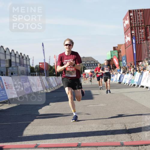 03.10.2025 - Köhlbrandbrückenlauf Jannik Wohlers http://msf.ph/oto/9087439 03.10.2025 12:53:14 Ziel 4142, 5786, 6333 meine-sportfotos.de