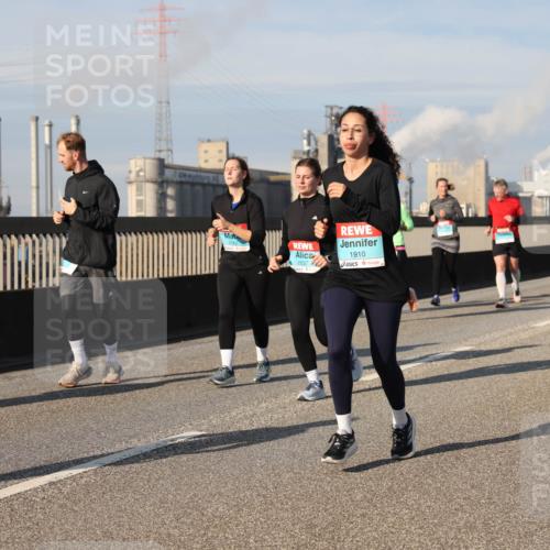 03.10.2025 - Köhlbrandbrückenlauf Lena Gebhardt http://msf.ph/oto/9087460 03.10.2025 10:06:22 Position 2 1910, 2237 meine-sportfotos.de