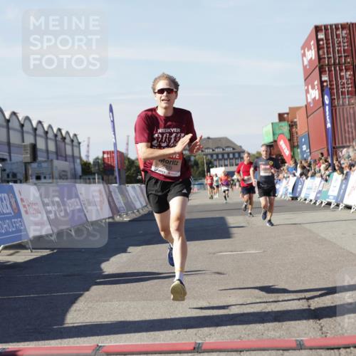 03.10.2025 - Köhlbrandbrückenlauf Jannik Wohlers http://msf.ph/oto/9087470 03.10.2025 12:53:14 Ziel 4142, 5786, 6333 meine-sportfotos.de