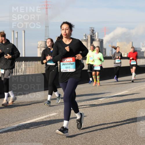03.10.2025 - Köhlbrandbrückenlauf Lena Gebhardt http://msf.ph/oto/9087484 03.10.2025 10:06:22 Position 2 1910 meine-sportfotos.de