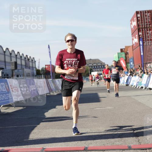 03.10.2025 - Köhlbrandbrückenlauf Jannik Wohlers http://msf.ph/oto/9087491 03.10.2025 12:53:15 Ziel 4142, 5786, 6333 meine-sportfotos.de