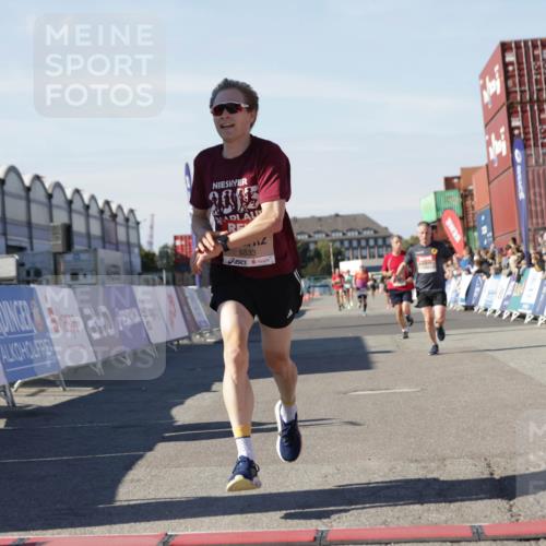 03.10.2025 - Köhlbrandbrückenlauf Jannik Wohlers http://msf.ph/oto/9087528 03.10.2025 12:53:15 Ziel 4142, 5786, 6333 meine-sportfotos.de