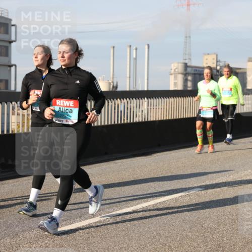 03.10.2025 - Köhlbrandbrückenlauf Lena Gebhardt http://msf.ph/oto/9087557 03.10.2025 10:06:23 Position 2 2237 meine-sportfotos.de