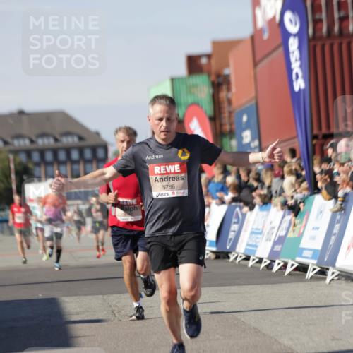 03.10.2025 - Köhlbrandbrückenlauf Jannik Wohlers http://msf.ph/oto/9087565 03.10.2025 12:53:16 Ziel 4142, 5786, 6333 meine-sportfotos.de