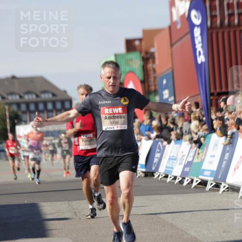 03.10.2025 - Köhlbrandbrückenlauf Jannik Wohlers http://msf.ph/oto/9087578 03.10.2025 12:53:16 Ziel 4142, 5786, 6333 meine-sportfotos.de