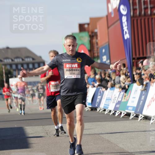 03.10.2025 - Köhlbrandbrückenlauf Jannik Wohlers http://msf.ph/oto/9087590 03.10.2025 12:53:16 Ziel 4142, 5786, 6333 meine-sportfotos.de